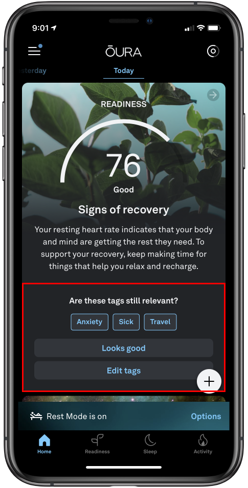 Ouraアプリのホーム画面の一部が赤枠で強調表示されています。 「これらのタグはまだ関連性がありますか？」と表示されています。 いくつかのタグが表示され、良さそうなものを選択したり、タグを編集したりすることができます。
