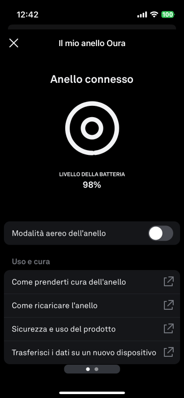 a screen showing the ring's connection status and battery level, with a toggle for airplane mode beneath that